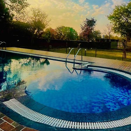 Hotel Jungle Palace Resort Umariā Екстериор снимка