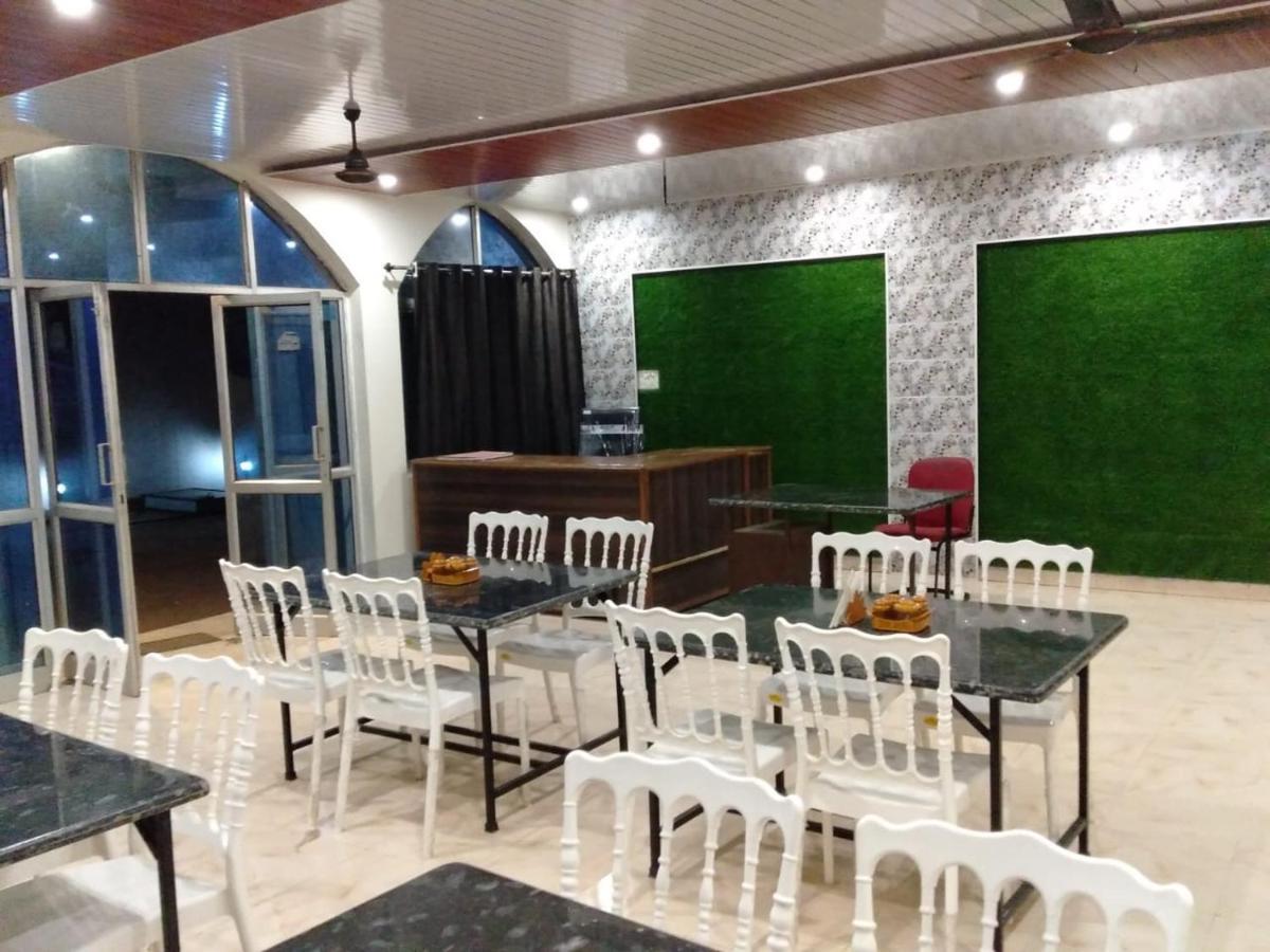 Hotel Jungle Palace Resort Umariā Екстериор снимка
