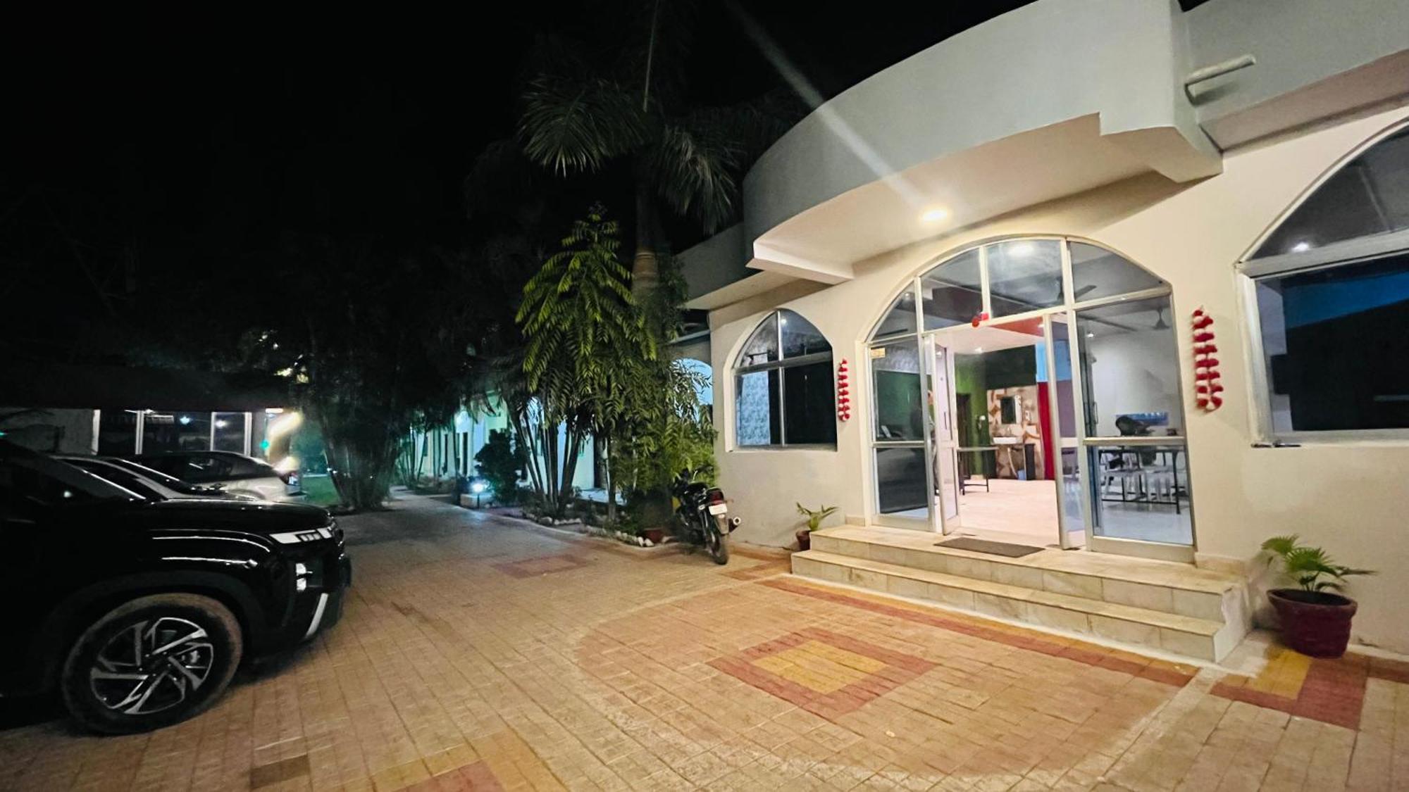 Hotel Jungle Palace Resort Umariā Екстериор снимка