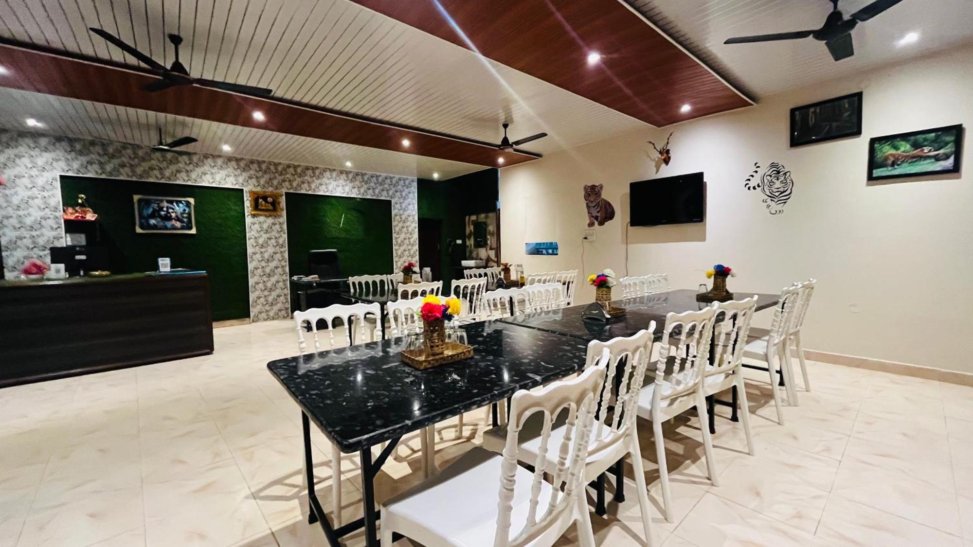 Hotel Jungle Palace Resort Umariā Екстериор снимка