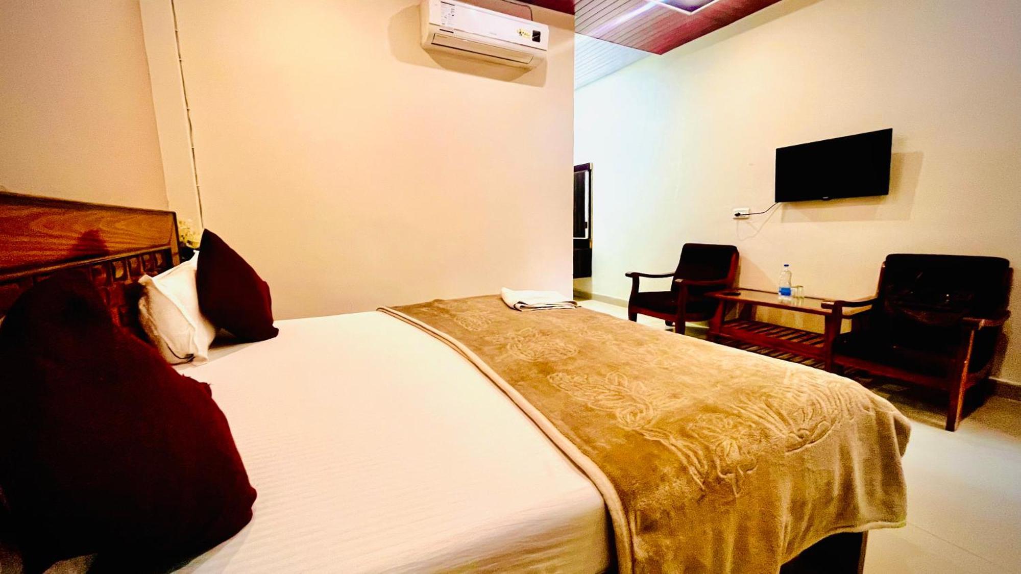 Hotel Jungle Palace Resort Umariā Екстериор снимка