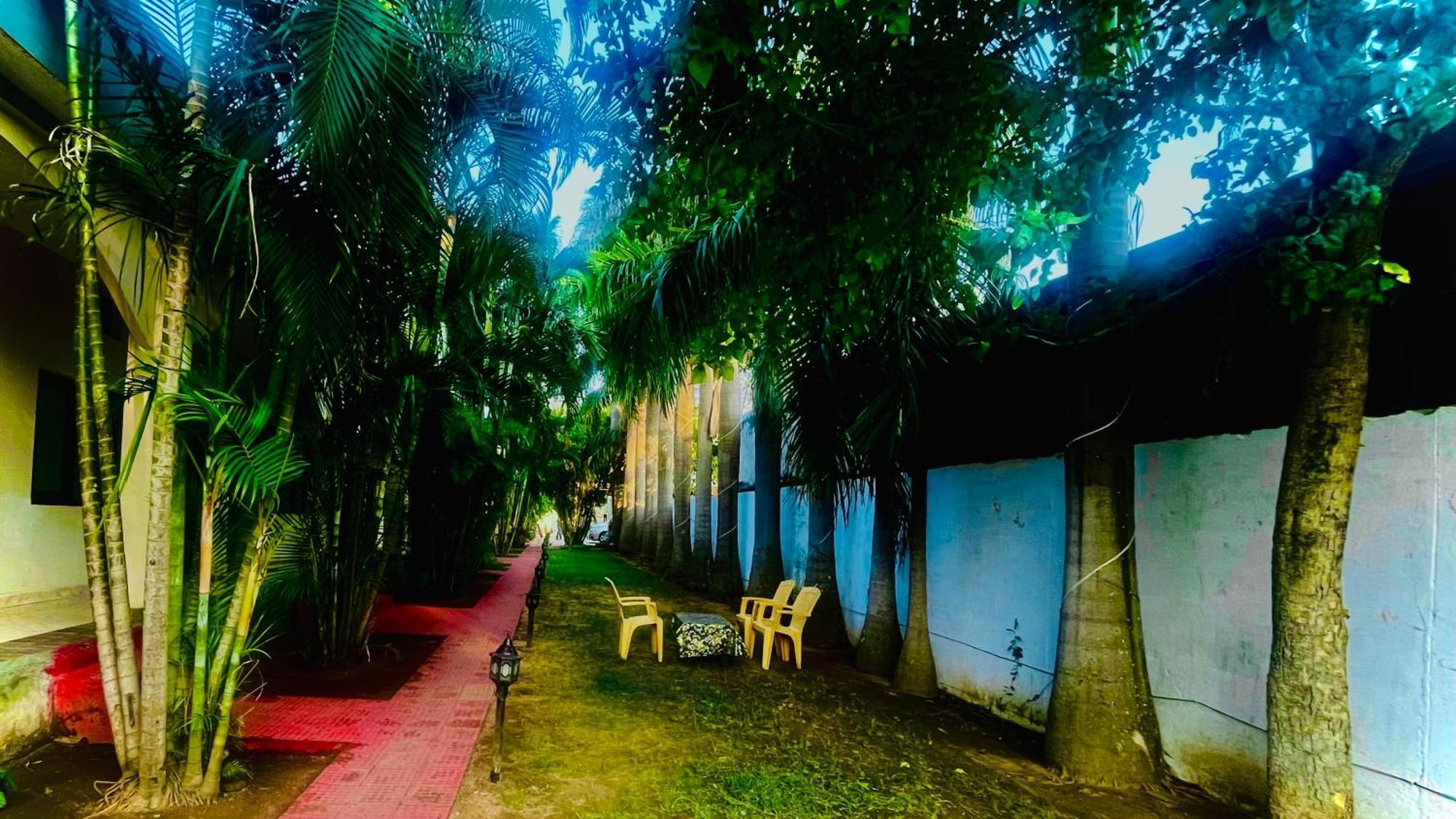 Hotel Jungle Palace Resort Umariā Екстериор снимка